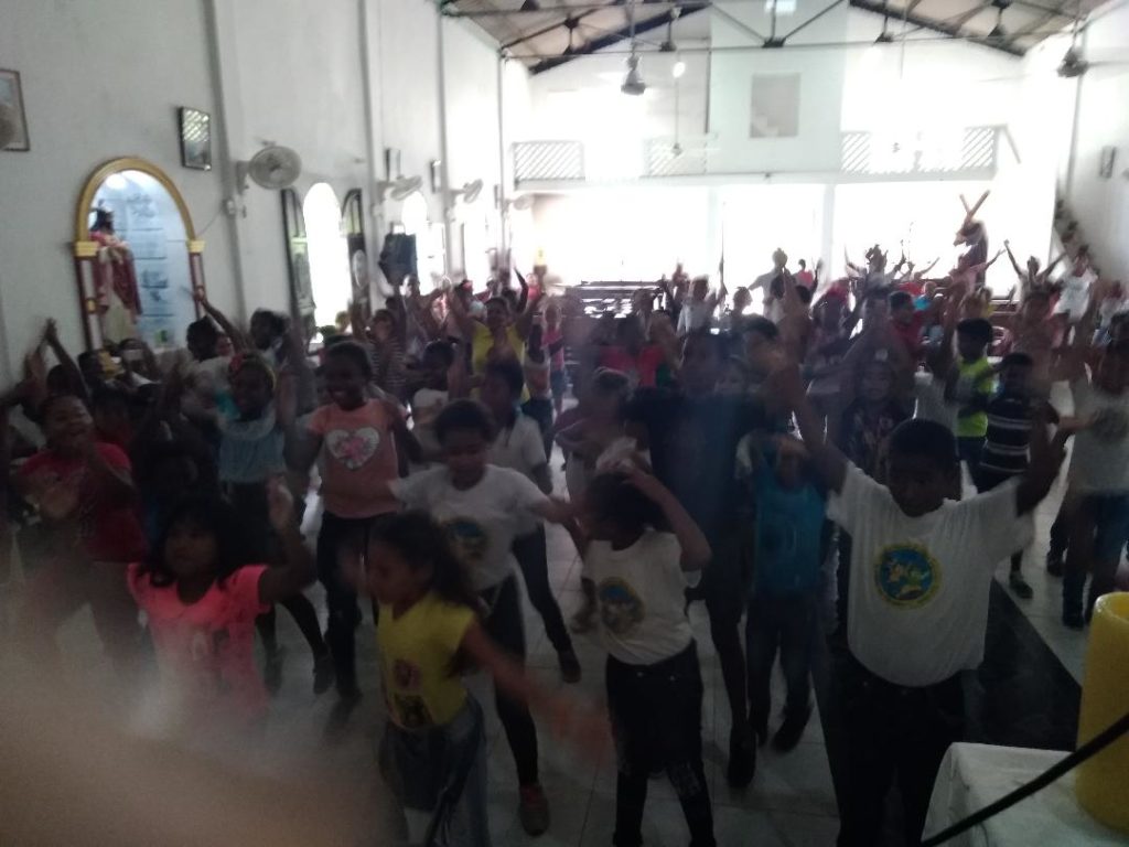 Actividad del dia del Niño en la población de Clemencia (Bol)