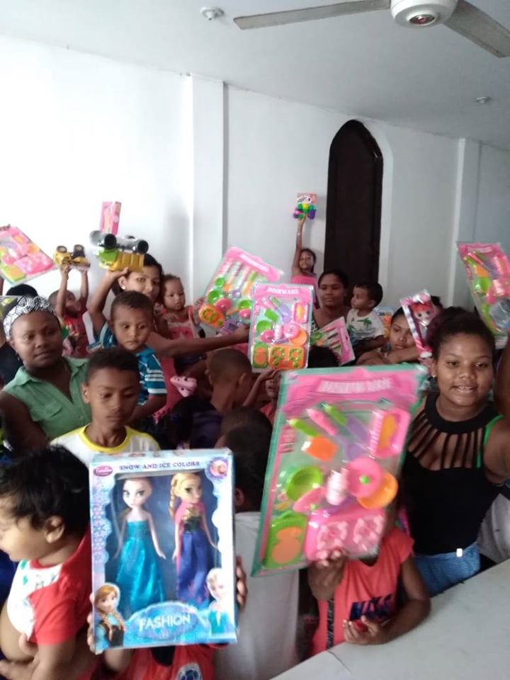 Entrega de regalos de navidad a niños de la población de Clemencia (Bol)